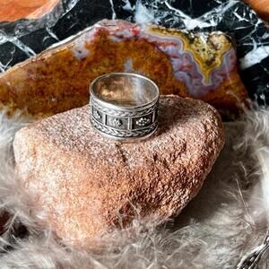 Elegant Silver Patterned Ring